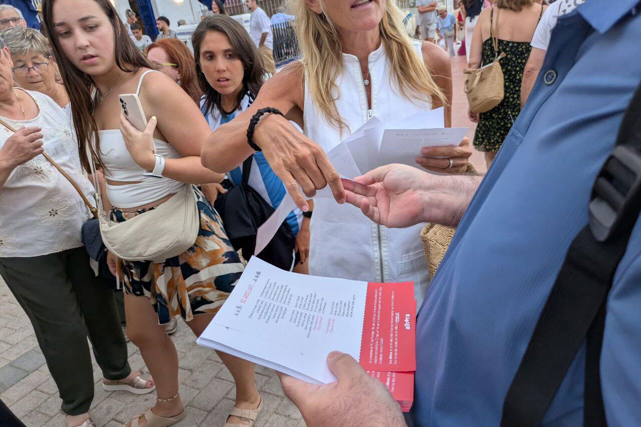 Alhora celebra que el PSC de Calella no se n’hagi sortit amb la censura de “El meu avi” després de repartir 2.000 fulletons amb la lletra
