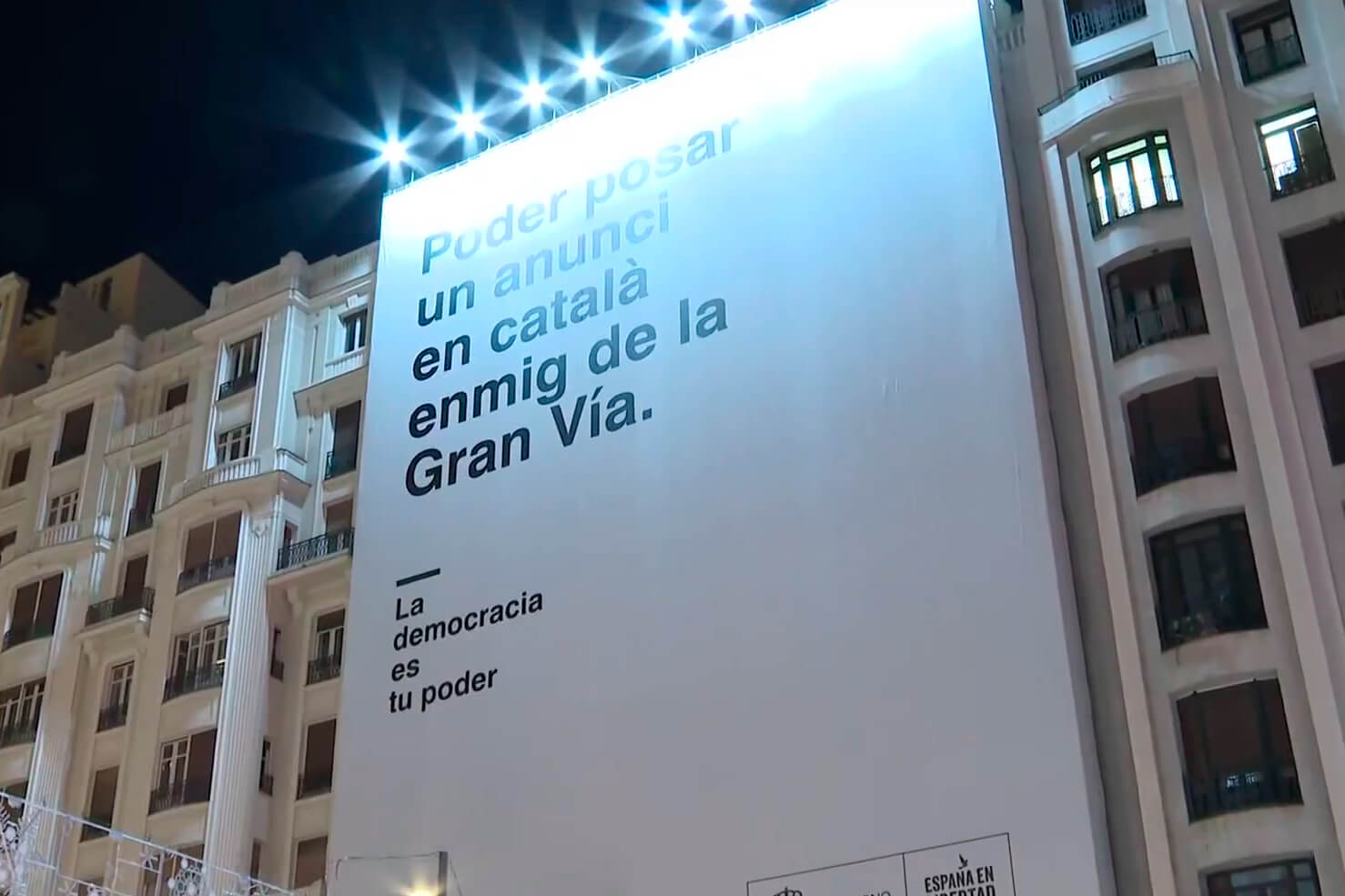 Poder posar un anunci en català enmig de la Gran Vía