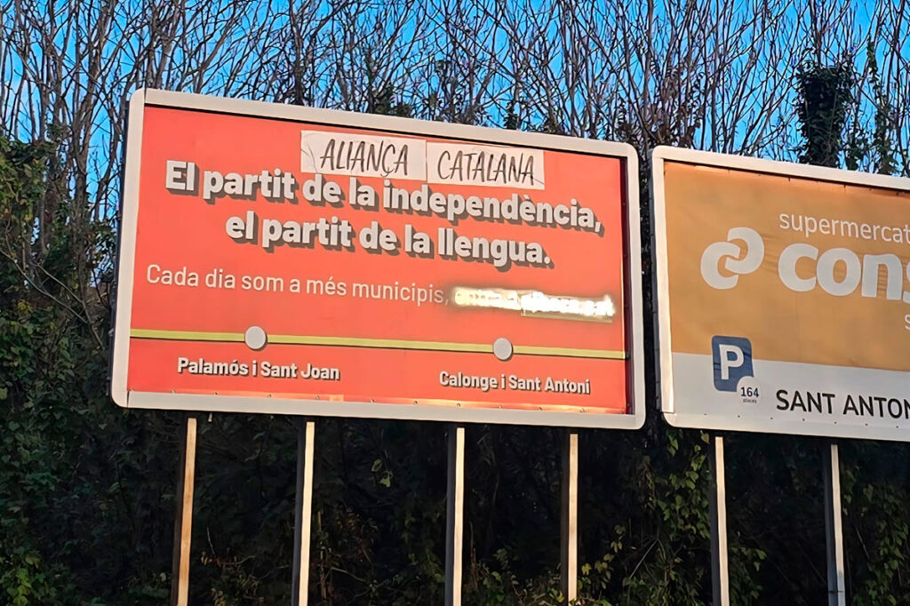 Partidaris d’Aliança Catalana vandalitzen una tanca publicitària d’Alhora a Palamós per intentar frenar-ne el creixement