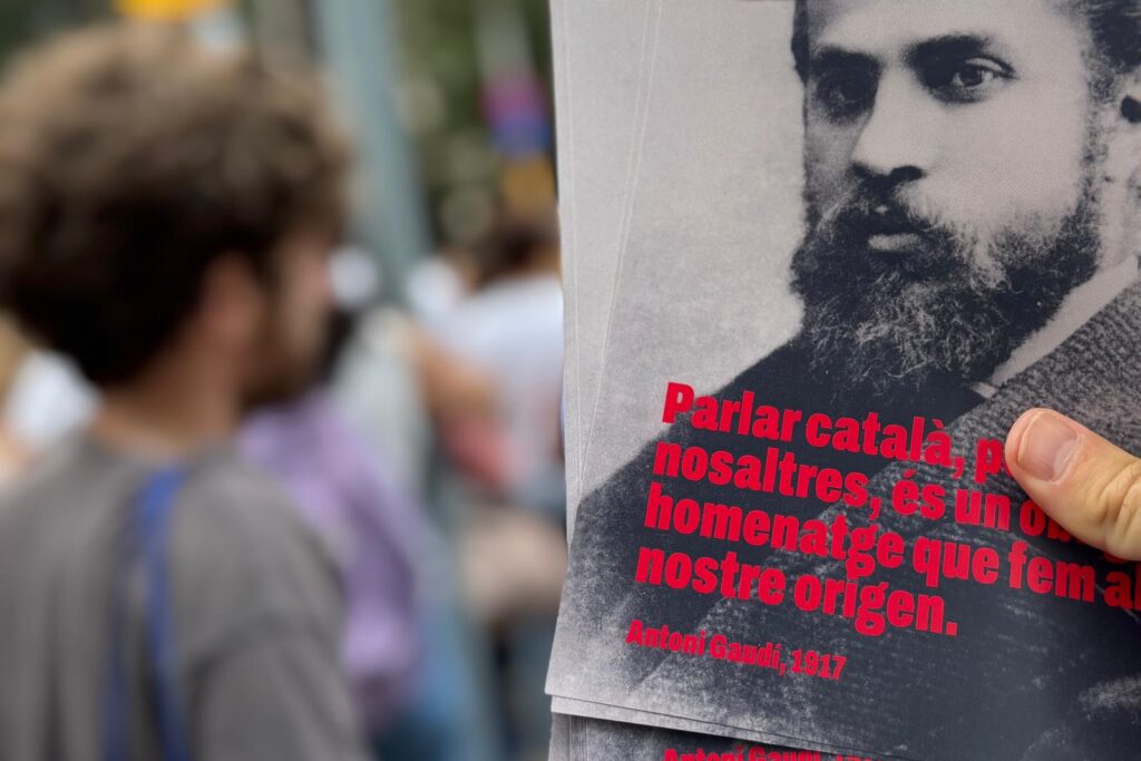 Alhora reparteix 15.000 fulletons a la Sagrada Família contra la imposició del castellà en la benedicció del Papa Lleó XIV