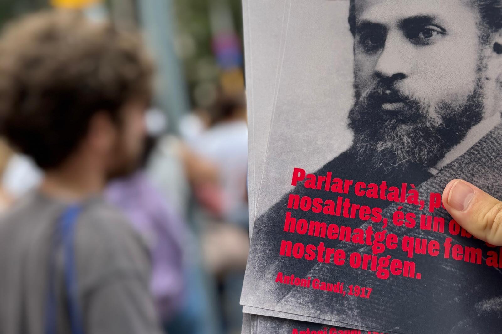 Alhora reparteix 15.000 fulletons a la Sagrada Família contra la imposició del castellà en la benedicció del Papa Lleó XIV