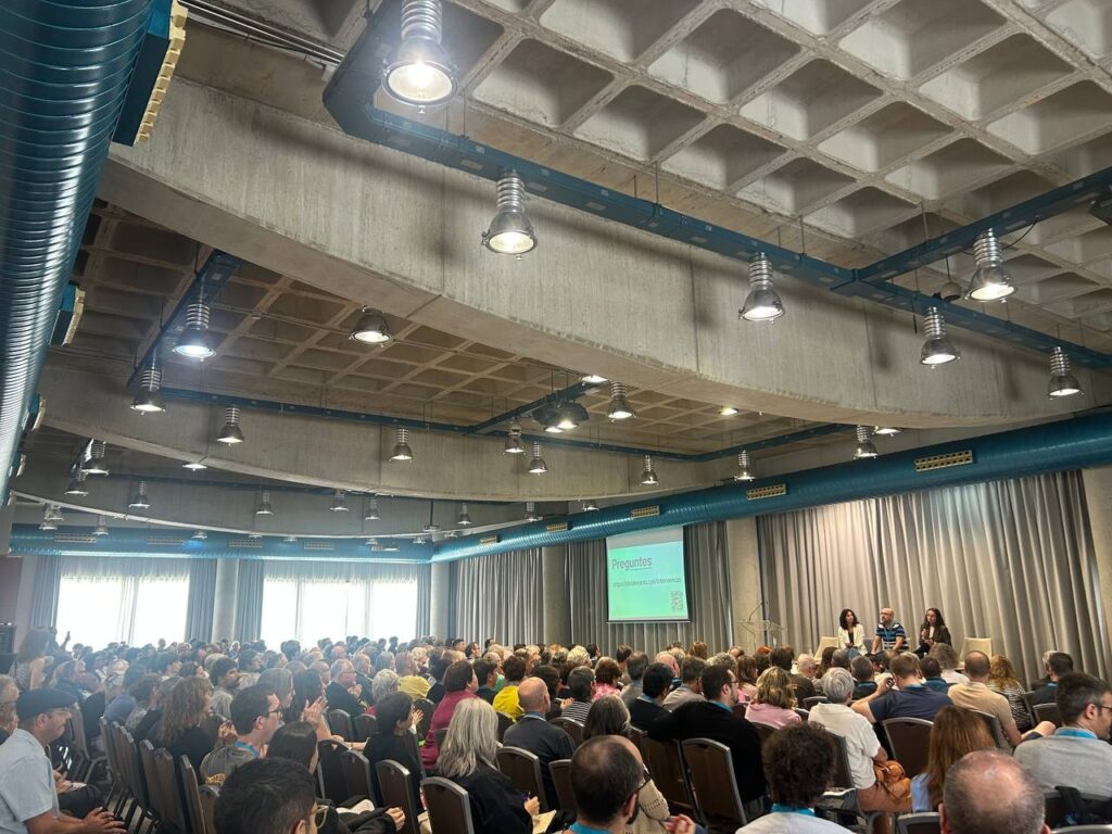 Alhora aplega més de 400 persones, incloent 200 docents i lingüistes, per començar a fer caminar la doble xarxa educativa