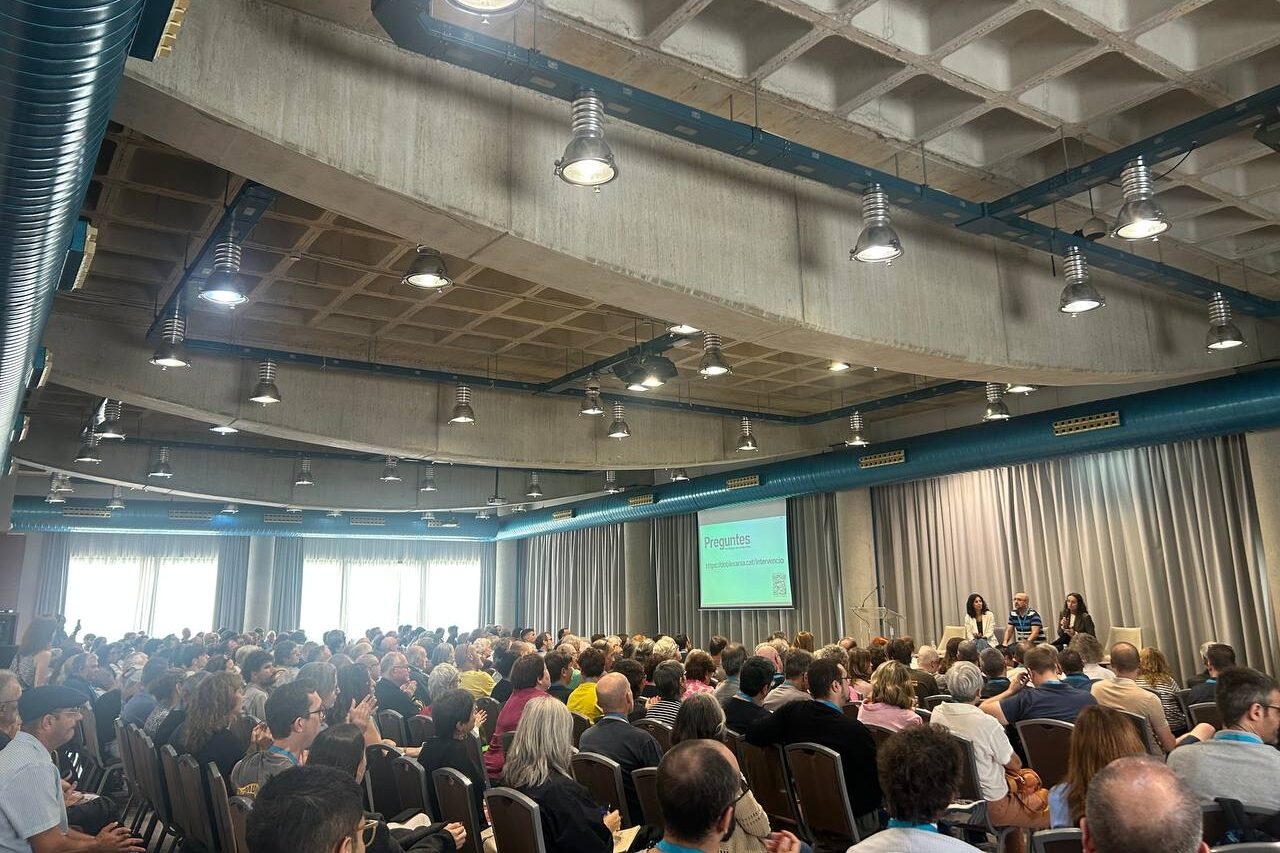 Alhora aplega més de 400 persones, incloent 200 docents i lingüistes, per començar a fer caminar la doble xarxa educativa