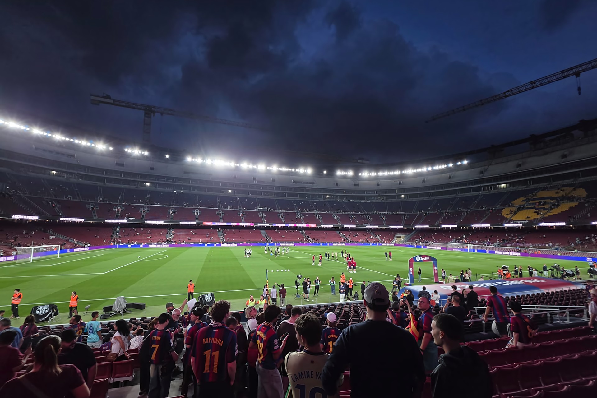 El nou Camp Nou ple de gent el 2026