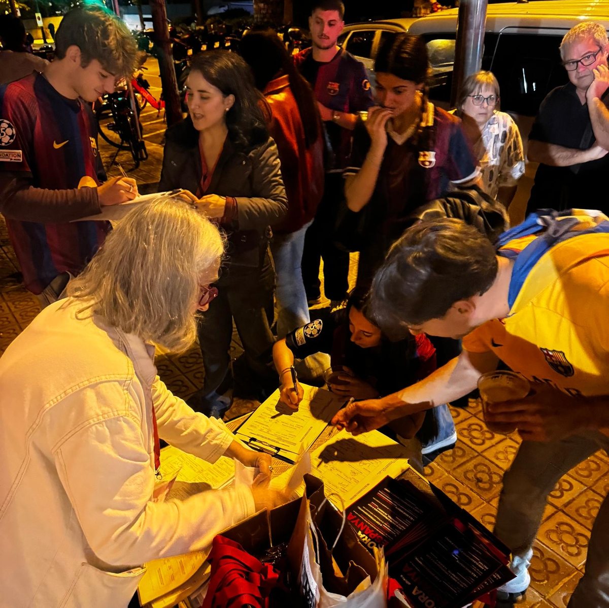 Recollida de signatures d’Alhora a les portes del Camp Nou
